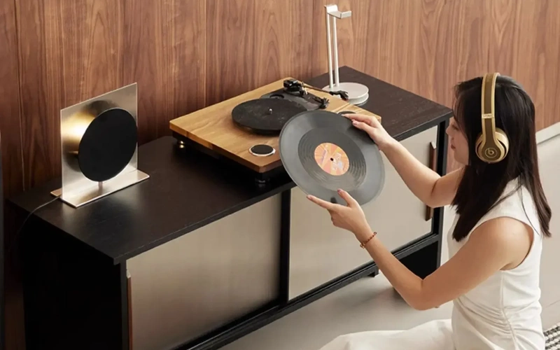 modern-oak-vinyl-record-storage-cabinet